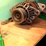 Alternator puni akumulator, a kvarovi mogu izazvati probleme; pravovremena provera i popravka su ključni.