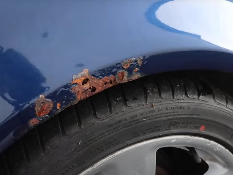 Korozija ugrožava auto, naročito pragove; preventiva je ključna za dug vek vozila.