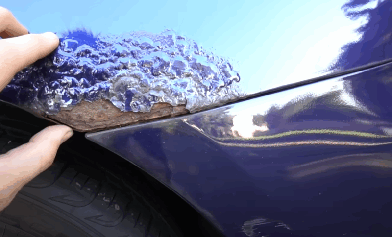 Metalna oštećenja nastaju kada voda i kiseonik deluju na površinu automobila, izazivajući hemijske promene.