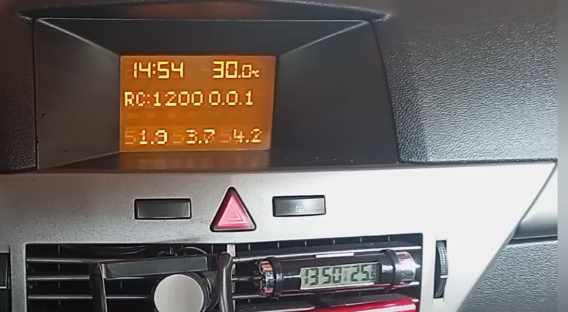 Kontrolna tabla prikazuje temperaturu motora